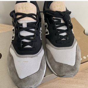 New Balance 997H- Women 11- Men 9.5